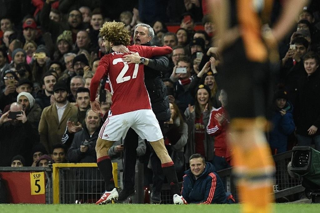 Marouane Fellaini vồ vập với Mourinho khi ăn mừng bàn thắng - Bóng Đá