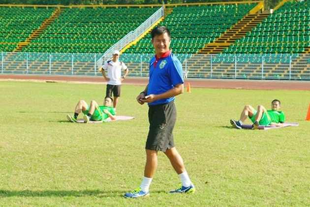 Căng cho HLV Hồng Vinh - Bóng Đá