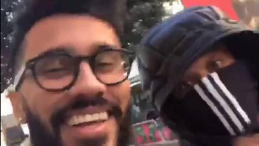 Marcelo tỉnh bơ chơi trốn tìm với fan - Bóng Đá
