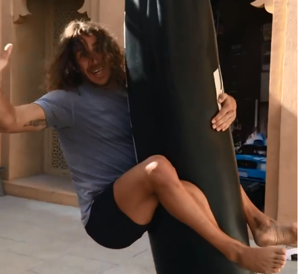 Luyện võ, Puyol tranh thủ hóa Tarzan  - Bóng Đá