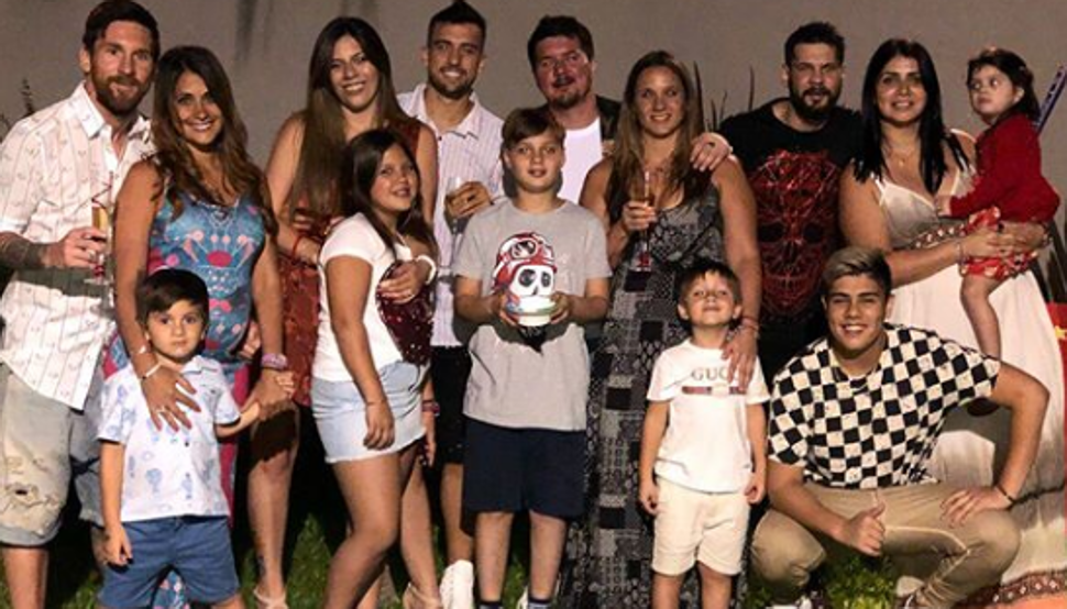 Messi khoe đại gia đình hạnh phúc đón năm mới - Bóng Đá