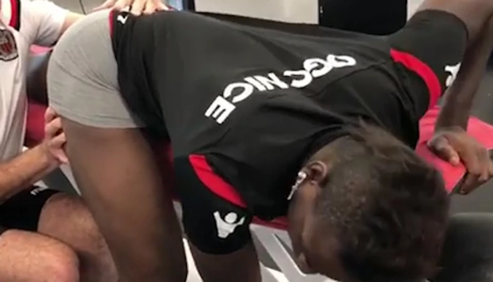 Balotelli đau khổ khi bị... sàm sỡ? - Bóng Đá