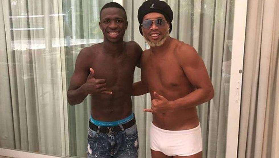 Ronaldinho làm fan tá hỏa với bộ râu kỳ quái - Bóng Đá