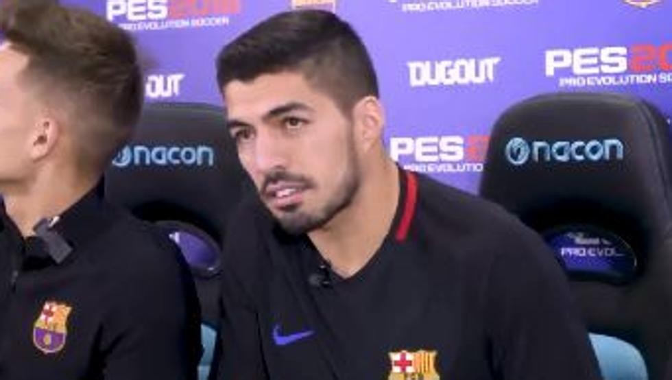 Suarez phấn khích tột độ đấu Play Station với đồng đội - Bóng Đá