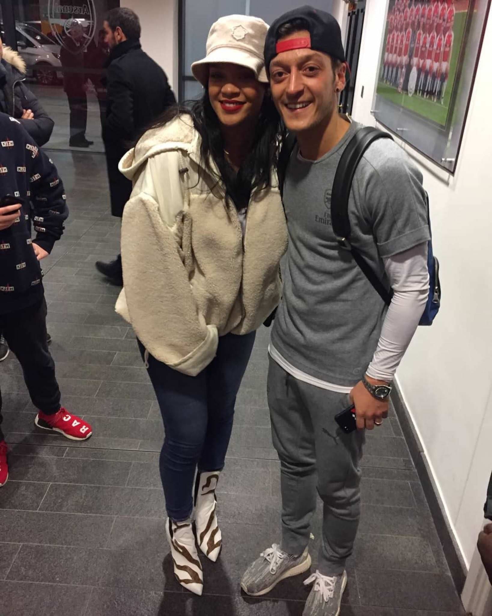 Sao Arsenal ăn mừng đại thắng cùng 'nữ hoàng nhạc số' Rihanna - Bóng Đá