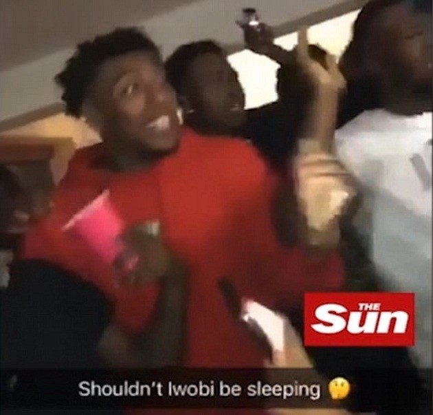 Alex Iwobi bị phát hiện 