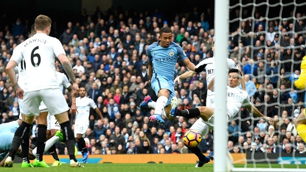 Gabriel Jesus thăng hoa, hồi kết cho Sergio Aguero? - Bóng Đá