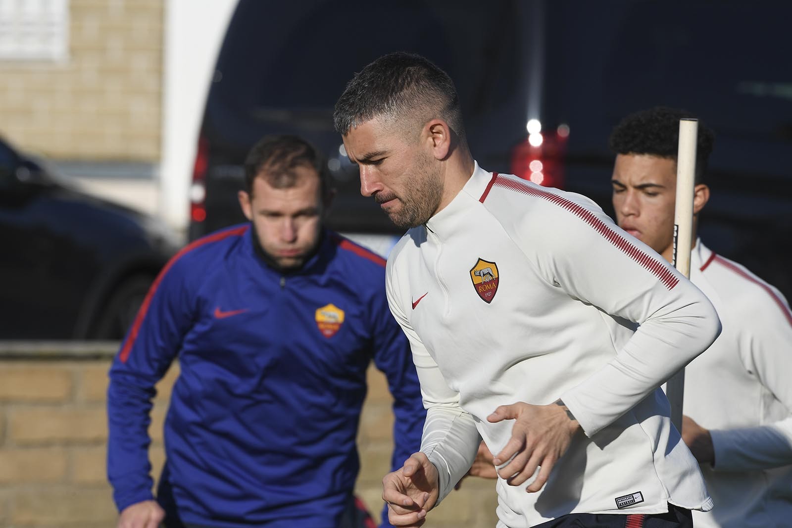 Totti tán dóc cùng 'bố già', mặc đàn em mệt nhoài dưới nắng - Bóng Đá