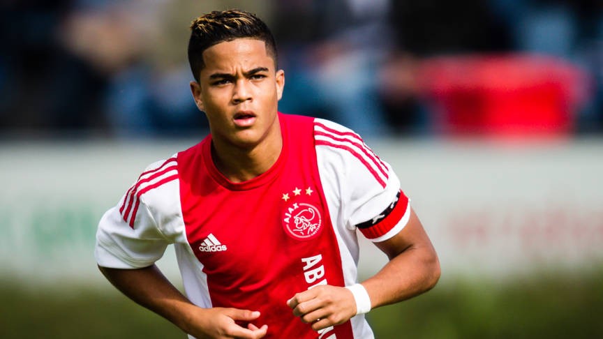 Con trai Kluivert thần tượng Ronaldo, muốn khoác áo Barcelona - Bóng Đá