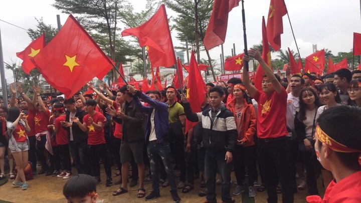 CĐV Việt Nam phủ sắc đỏ, tiếp lửa U23 Việt Nam - Bóng Đá