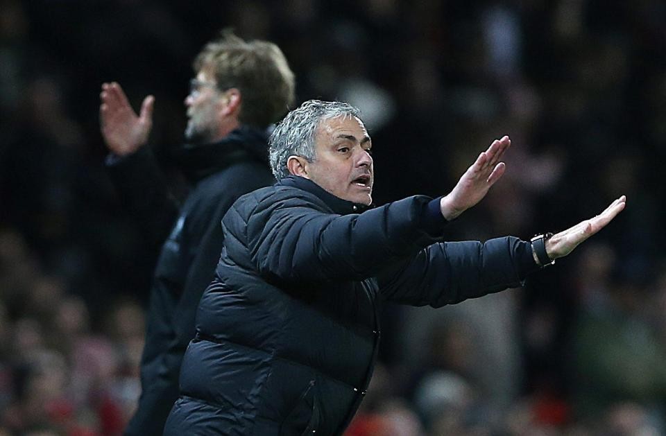 'Sủng ái' Fellaini, Mourinho bị xỉa xói - Bóng Đá