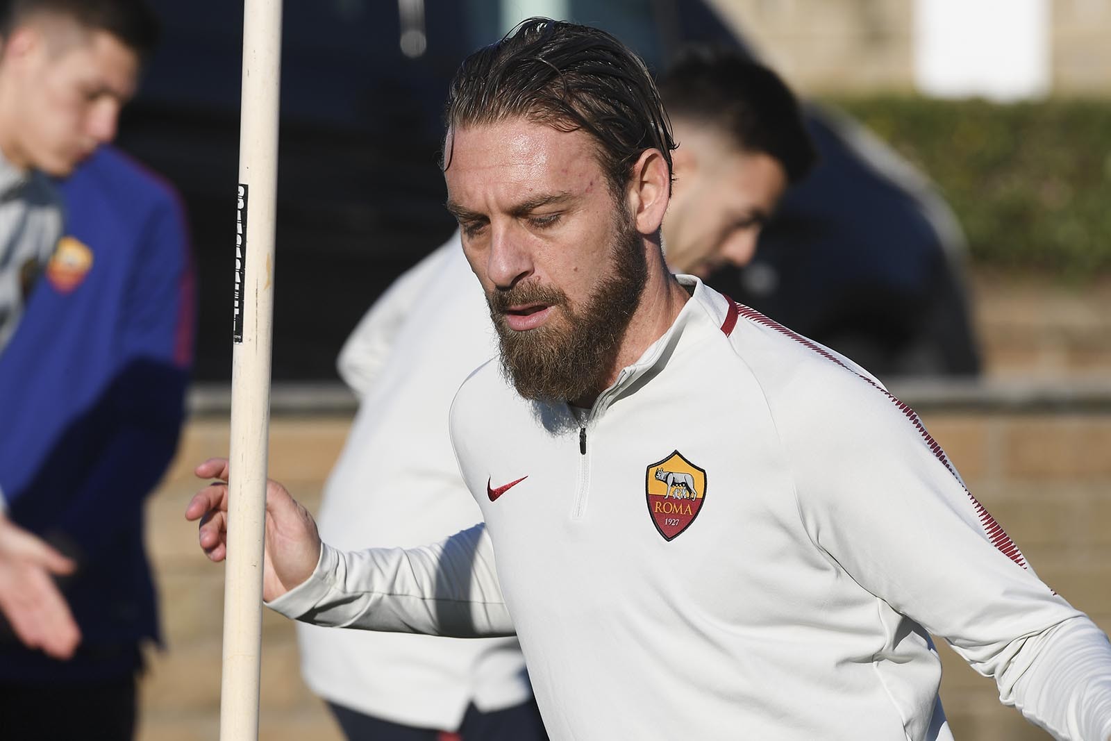Totti tán dóc cùng 'bố già', mặc đàn em mệt nhoài dưới nắng - Bóng Đá