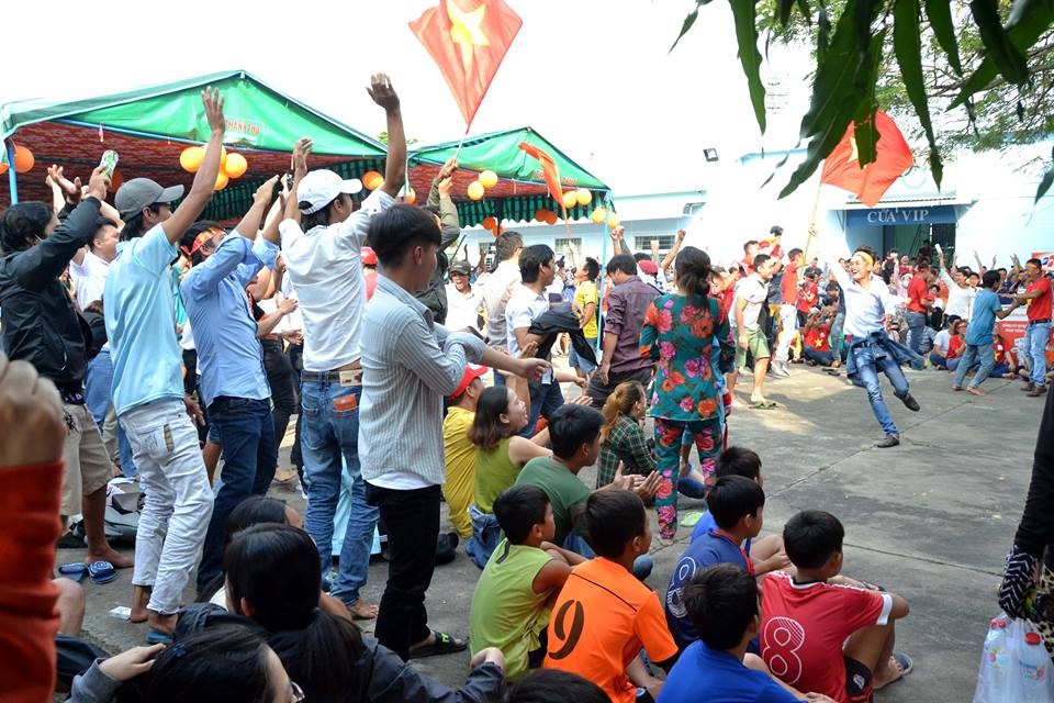 CĐV Việt Nam phủ sắc đỏ, tiếp lửa U23 Việt Nam - Bóng Đá