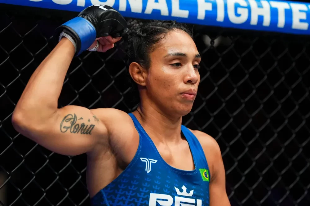 Taila Santos bước vào lồng sắt PFL