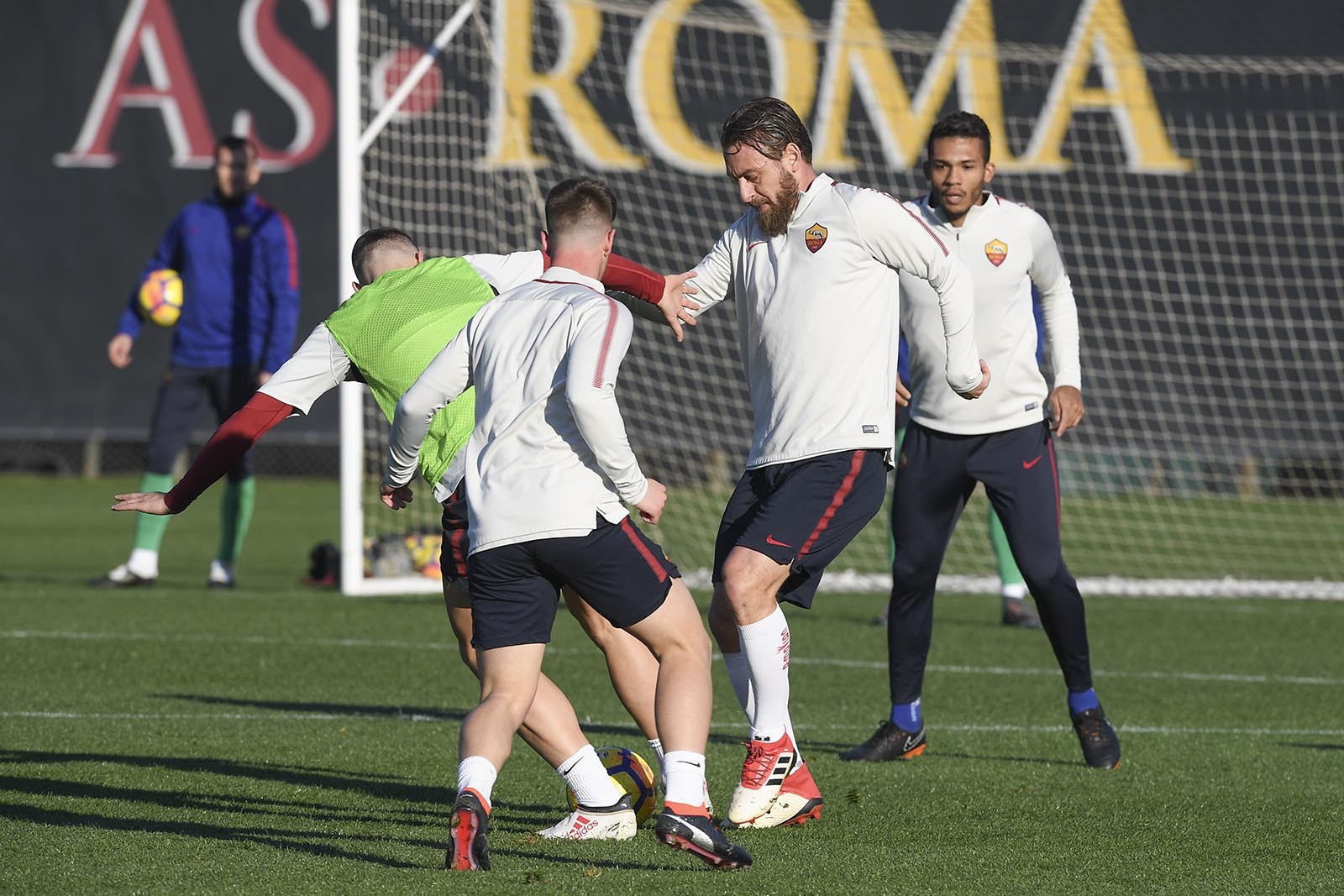 Totti tán dóc cùng 'bố già', mặc đàn em mệt nhoài dưới nắng - Bóng Đá