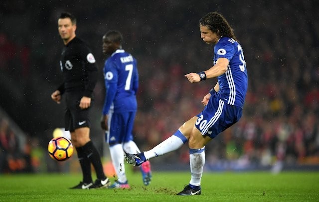 Luiz sút phạt thành bàn, Mignolet kêu oan - Bóng Đá