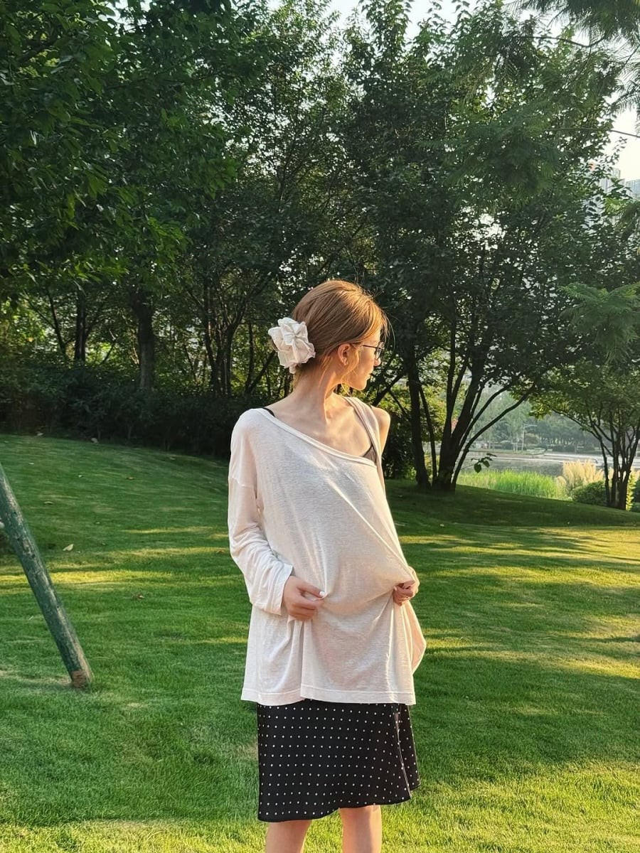 Không chỉ dừng lại ở những cách phối cơ bản, Triệu Lộ Tư còn linh hoạt trong việc layering để tạo chiều sâu cho outfit. 
