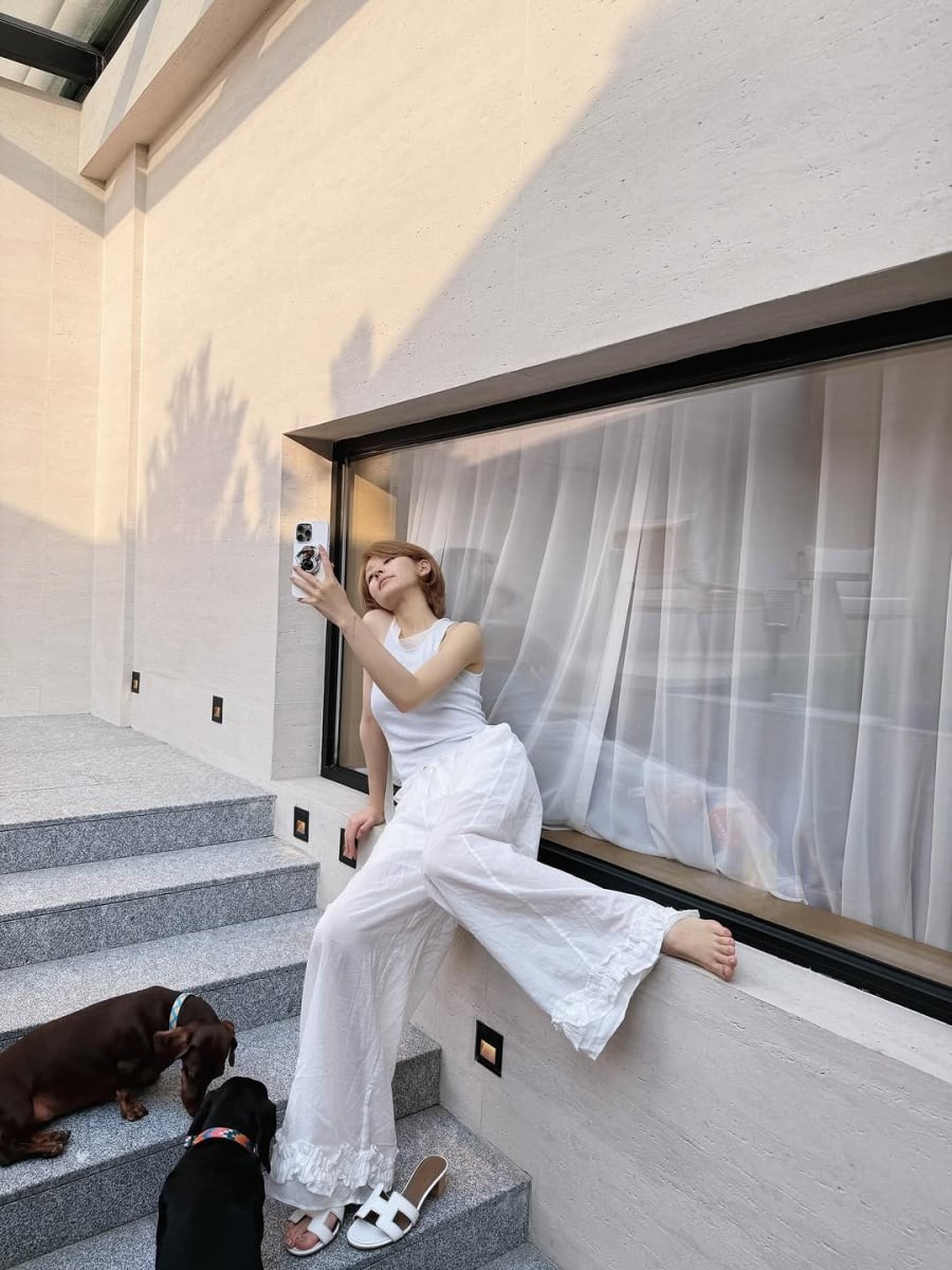 Những outfit “cây trắng” cũng thường xuyên xuất hiện trong phong cách của cô