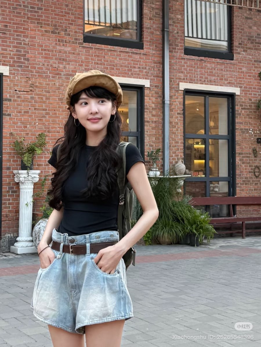 Một chiếc mũ baker boy hoặc phụ kiện nhỏ cũng đủ để hoàn thiện outfit mà không cần thêm quá nhiều chi tiết.

