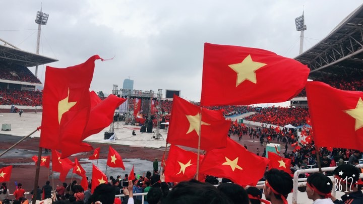 CĐV Việt Nam phủ sắc đỏ, tiếp lửa U23 Việt Nam - Bóng Đá