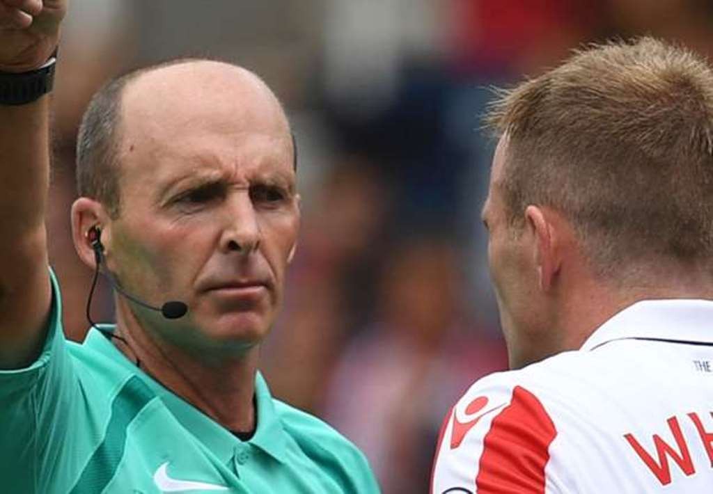 FA đẩy trọng tài thiên vị Man United xuống Championship - Bóng Đá