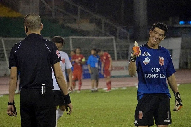 Thủ môn Minh Nhật: Mong các anh, các bác VFF nghĩ đến mẹ tôi chạy thận và đứa con nhỏ - Bóng Đá