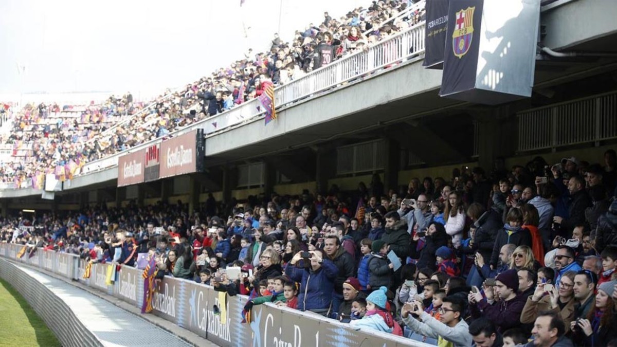 Số NHM 'khủng' kéo đến xem Barca đá tập - Bóng Đá