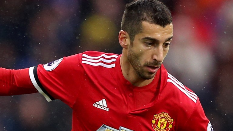 Gary Neville ủng hộ Sanchez thế chỗ Mkhitaryan - Bóng Đá
