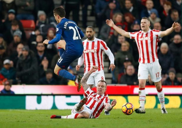5 điểm nhấn Stoke 1-1 Man Utd: Sai lầm của Jose Mourinho - Bóng Đá
