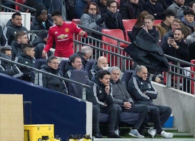 Bị Mourinho thay ra, Jesse Lingard ném áo giận dữ - Bóng Đá