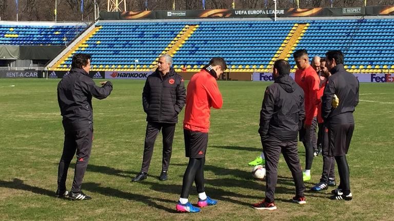 Sân nhà Rostov bị Mourinho chê thậm tệ - Bóng Đá