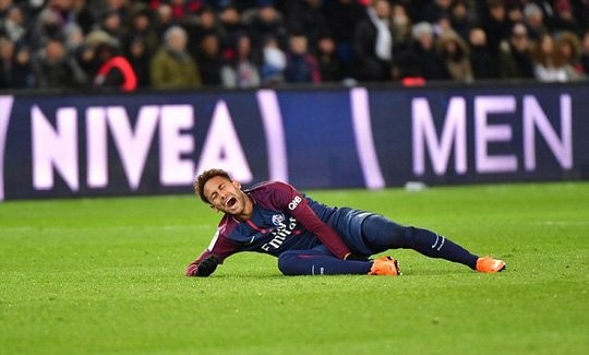 Neymar mặt không biến sắc trên đường đến bệnh viện điều trị - Bóng Đá