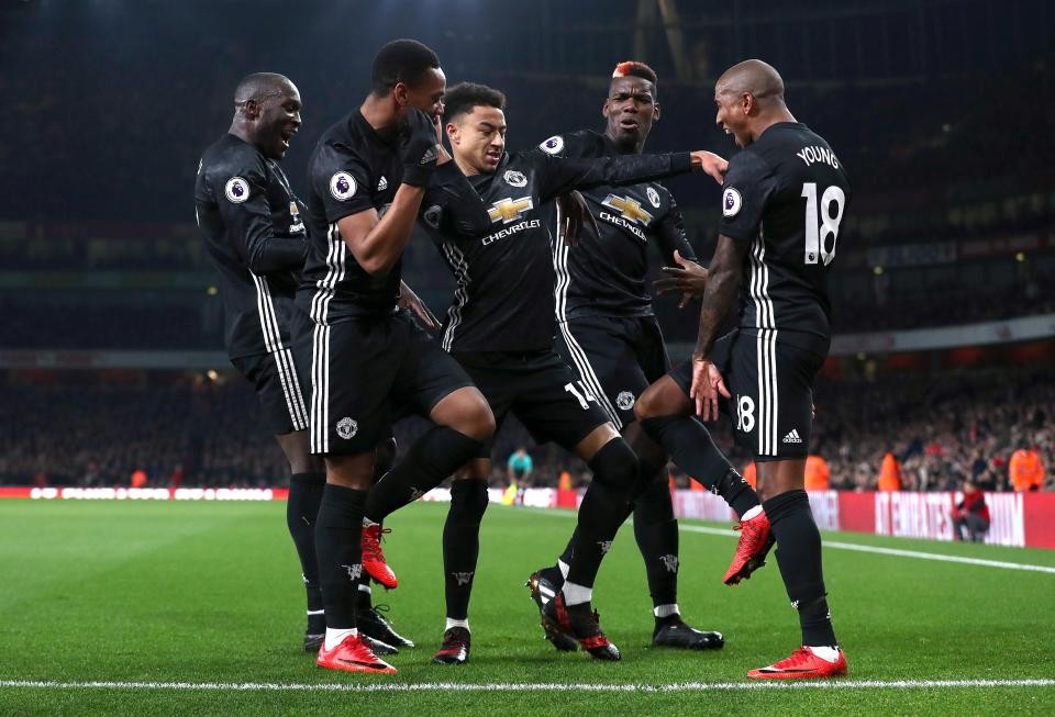 Lingard khoe ốp điện thoại in hình điệu nhảy tấu hài - Bóng Đá