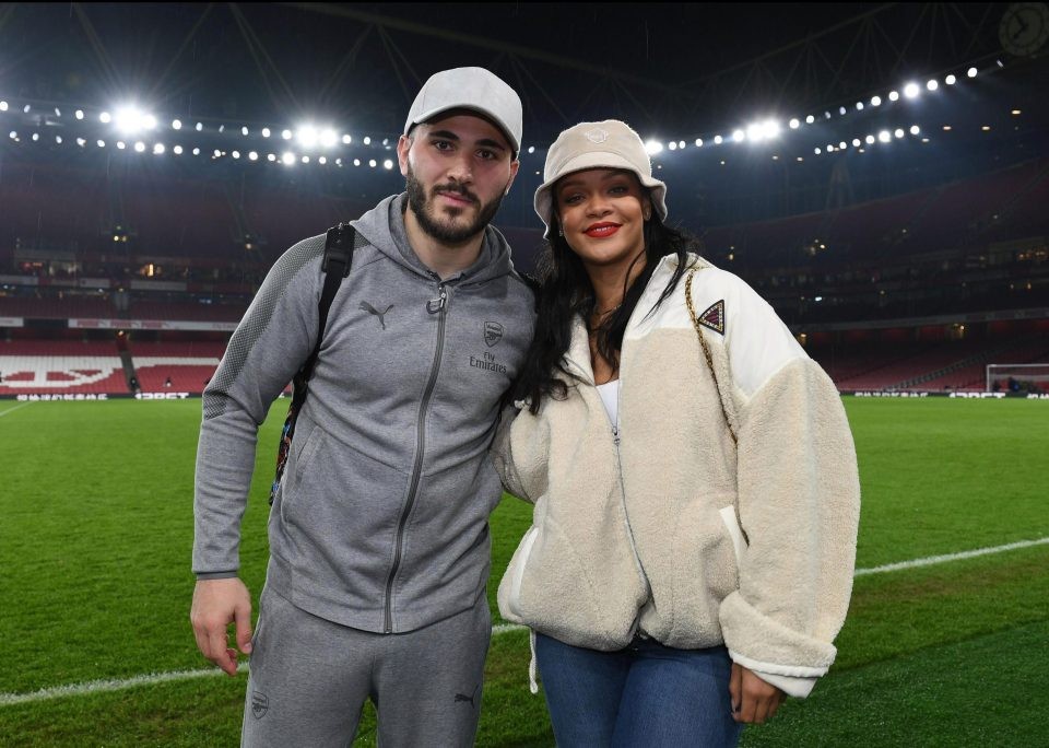 Sao Arsenal ăn mừng đại thắng cùng 'nữ hoàng nhạc số' Rihanna - Bóng Đá