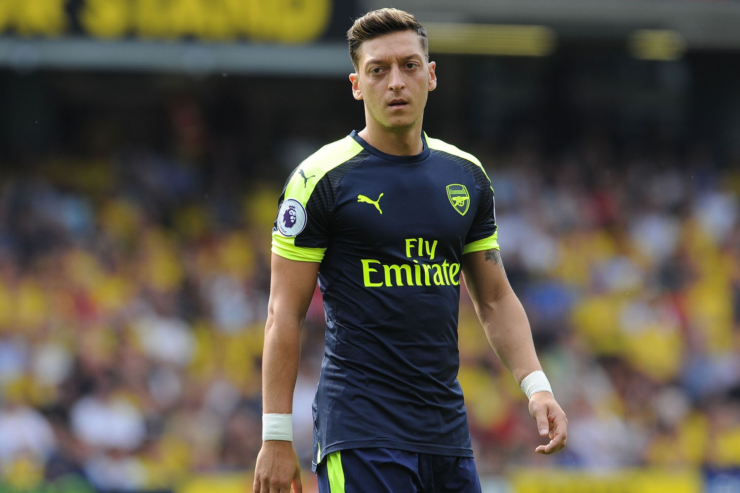 Oezil cảm giác mình giống 'bia đỡ đạn' ở Arsenal - Bóng Đá