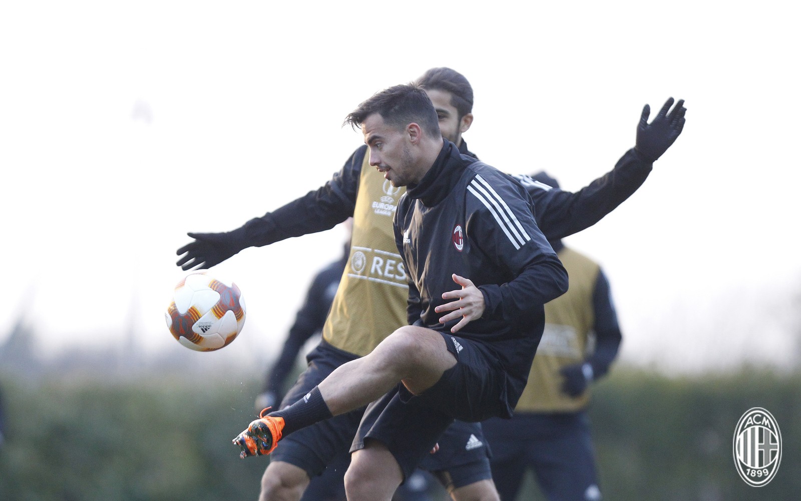 Tập luyện dưới ánh hoàng hôn, Milan hướng đến vòng 16 đội Europa League - Bóng Đá