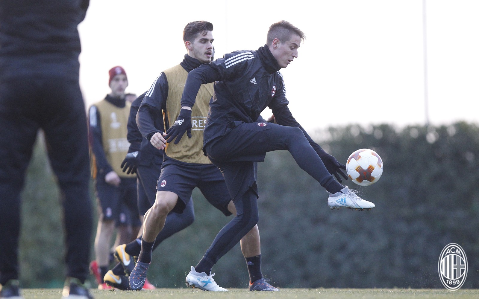 Tập luyện dưới ánh hoàng hôn, Milan hướng đến vòng 16 đội Europa League - Bóng Đá