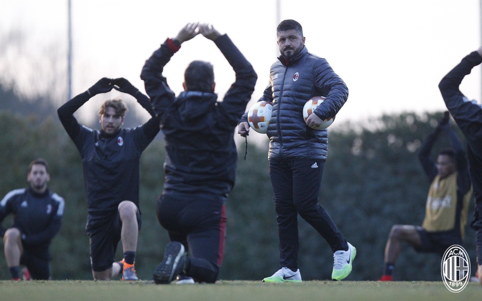 Tập luyện dưới ánh hoàng hôn, Milan hướng đến vòng 16 đội Europa League - Bóng Đá