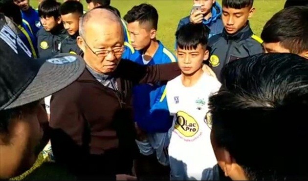 HLV Park Hang Seo có lời khuyên bổ ích với tài năng trẻ Học viện HAGL JMG - Bóng Đá