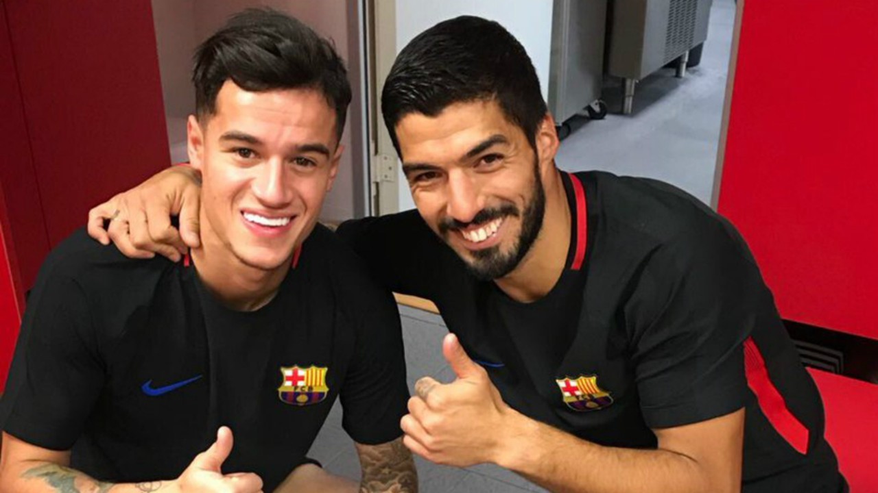 Suarez và Coutinho thản nhiên chơi bóng trên bàn bóng bàn - Bóng Đá