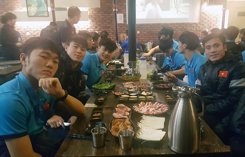 Cầu thủ U23 Việt Nam hứng thú nghịch tuyết, HLV Park Hang-seo 
