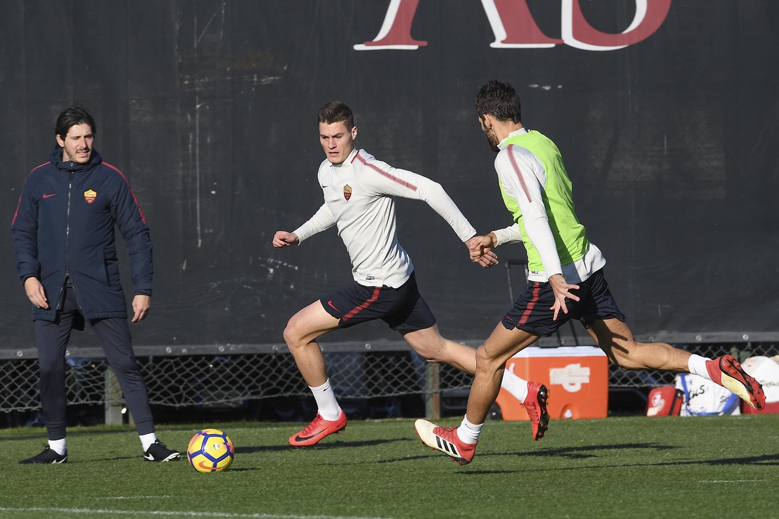 Totti tán dóc cùng 'bố già', mặc đàn em mệt nhoài dưới nắng - Bóng Đá
