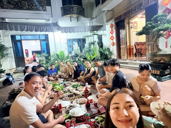Hòa Minzy tiết lộ lý do chồng không có mặt trong hoảnh khắc đoàn viên trong ngày lễ