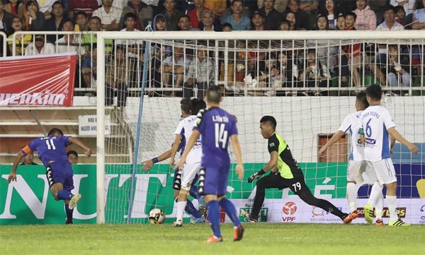 TRỰC TIẾP Vòng 1 V-League 2018: Tấn Tài làm thót tim CĐV phố Núi, Hoàng Thiên quân bình tỷ số cho SGFC - Bóng Đá