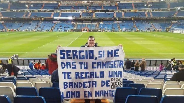Ramos đổi áo với CĐV để lấy túi thịt lợn - Bóng Đá