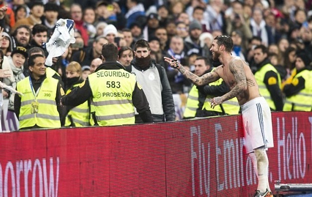 Ramos đổi áo với CĐV để lấy túi thịt lợn - Bóng Đá