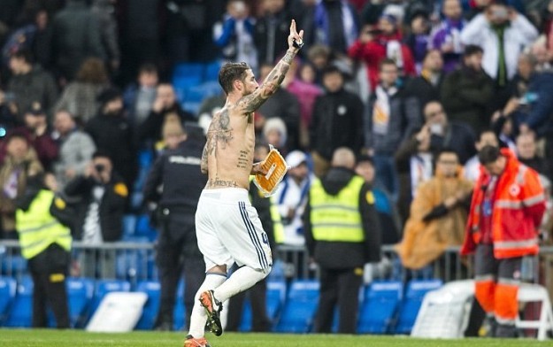 Ramos đổi áo với CĐV để lấy túi thịt lợn - Bóng Đá