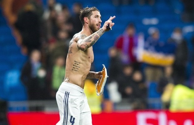 Ramos đổi áo với CĐV để lấy túi thịt lợn - Bóng Đá
