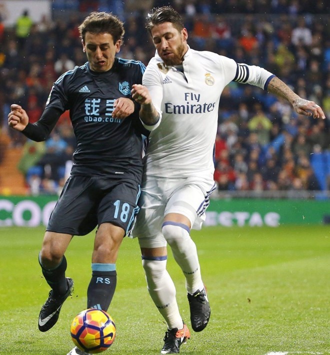 Ramos đổi áo với CĐV để lấy túi thịt lợn - Bóng Đá