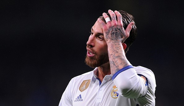 Ramos đổi áo với CĐV để lấy túi thịt lợn - Bóng Đá